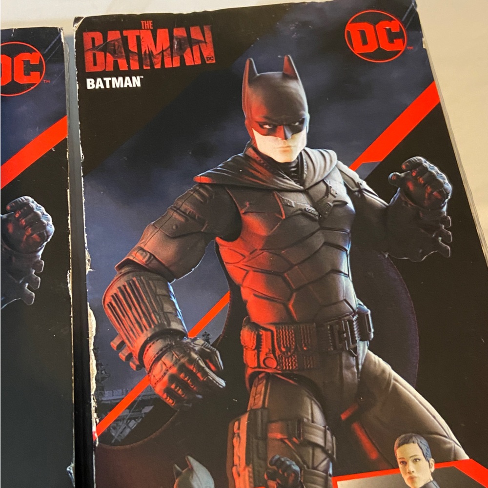 The Batman (2022) 2 Batman + Selina Kyle 12” Action Figures - Picture 6 of 6